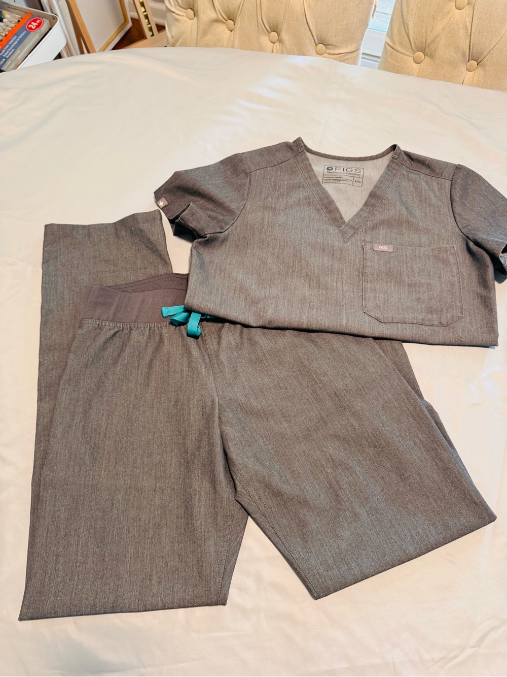 FIGS Graphite XXS Catarina scrubs top and XXS Livingston scrub pants